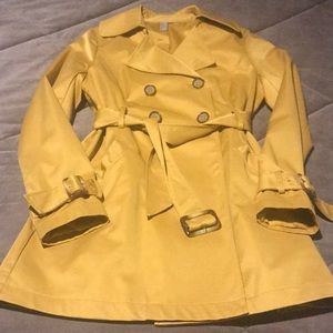 WOMENS SMALL GOLD SHORT RAIN/TRENCH COAT. CLASSIC STYLE.